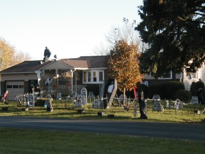 2003halloweendisplaydaylight (3)