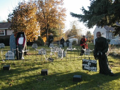 2003halloweendisplaydaylight (4)