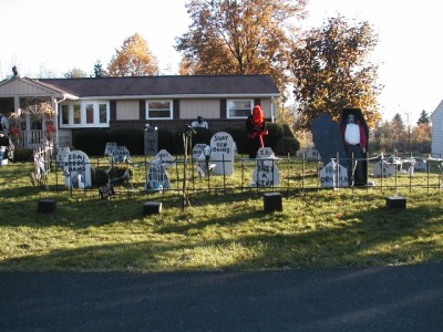 2003halloweendisplaydaylight (6)