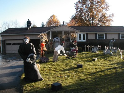 2003halloweendisplaydaylight (7)