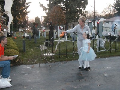 2004trick-or-treat (1)